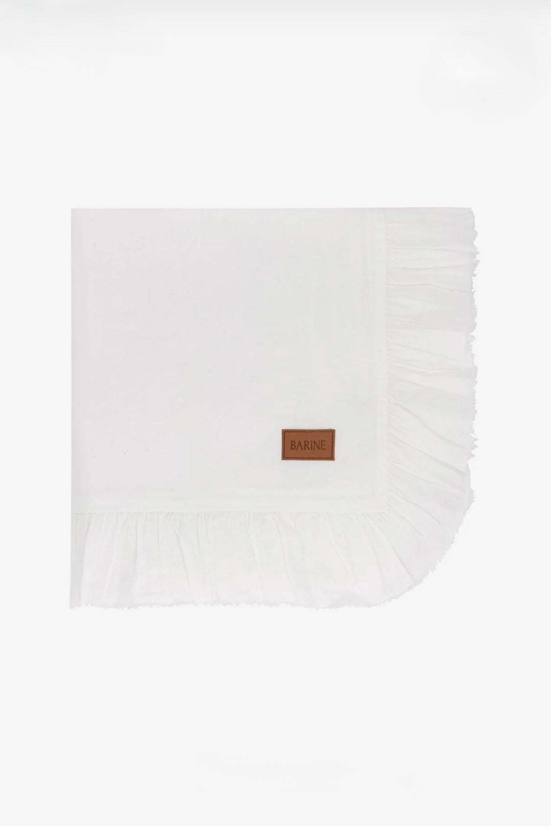linen tablecloth ; frilled linen tablecloth ; tablecloth for 6; luxury homeware ; luxury decoration ; vintage decoration ; french linen tablecloth ; sustainable living