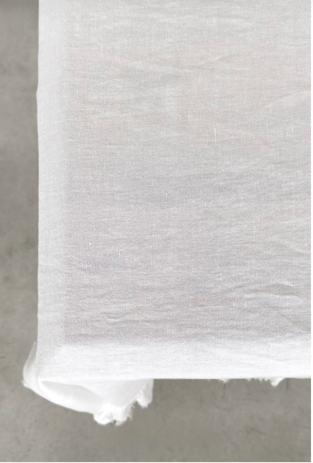 linen tablecloth ; frilled linen tablecloth ; tablecloth for 6; luxury homeware ; luxury decoration ; vintage decoration ; french linen tablecloth ; sustainable living